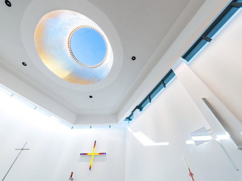 Door het samenspel van het daglicht en de goudglanzende lichtkoepel lijkt het plafond boven de ruimte te zweven.