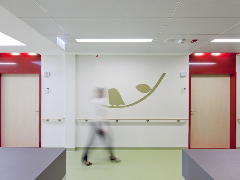 Van de eerste tot de derde verdieping wordt met kleurnuances en pictogrammen van natuurmotieven een radicaal onderscheid gemaakt tussen elke etage (fotograaf: Dirk Hennings, Frankfurt am Main)