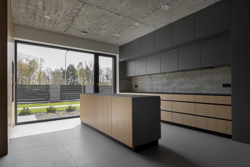 De keukenmuren sluiten perfect aan bij de rest van het interieur.