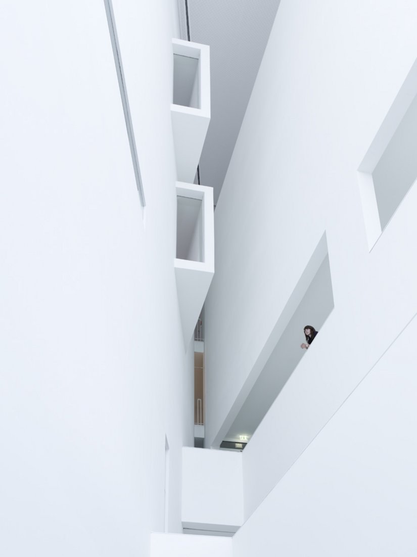 Wie over de balustrade kijkt, ontdekt de vele architectonische details.