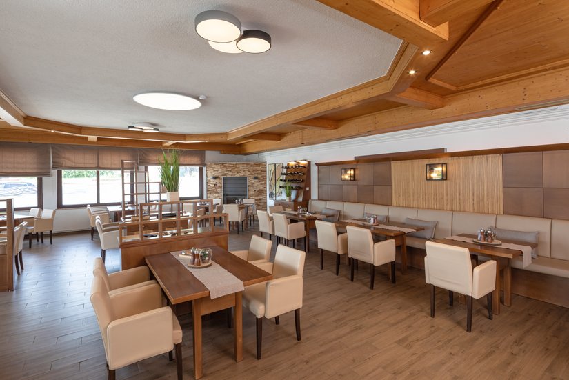 De vertrekken van het restaurant ondergingen een volledige transformatie. Voor het plamuren en verven gebruikte het team Briplast Planofill 1875 en Profisil 1906.