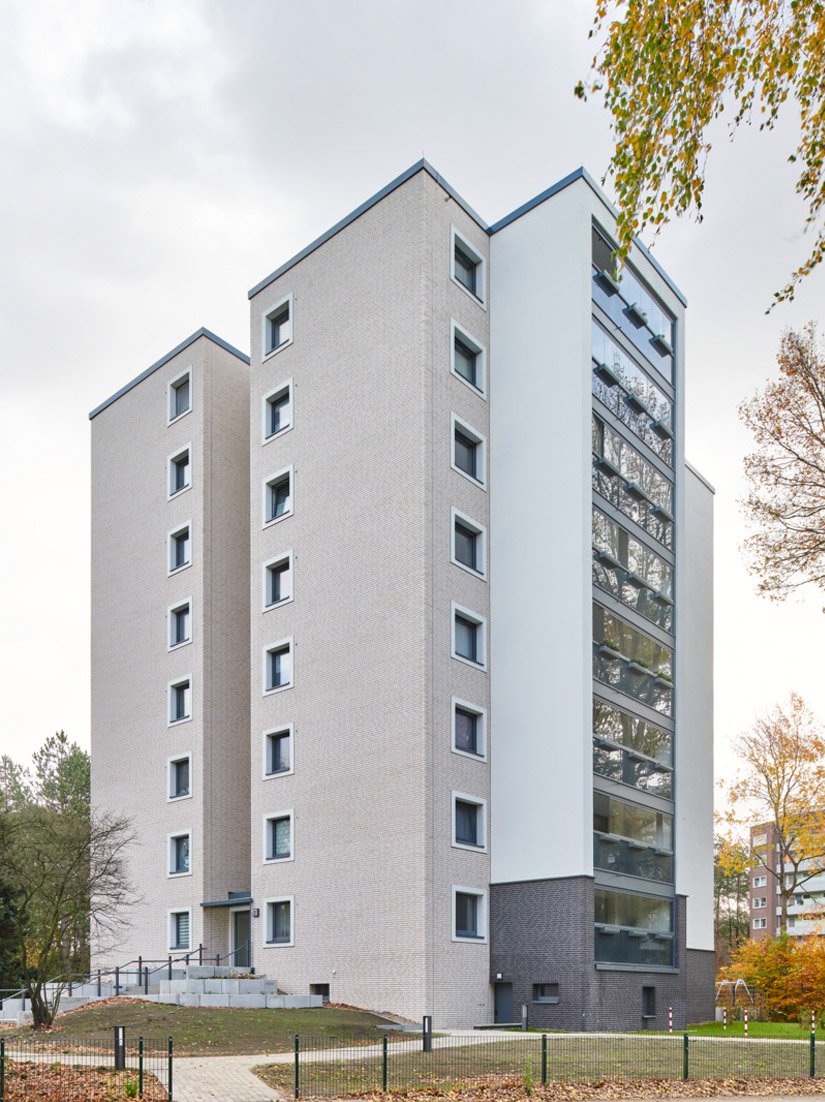 De lichte en vriendelijke basistoon van het kleurenschema, de goede gradatie van crèmewitte en zandkleurige tinten in contrast met de grijsomrande beglazing geven het huis een nieuwe elegantie en waarde.
Foto © Markus Tollhopf