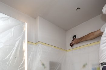 <p>De laag lijmmortel kan gladgestreken worden. Op die manier dient het als grondlaag voor de eindafwerking.</p>