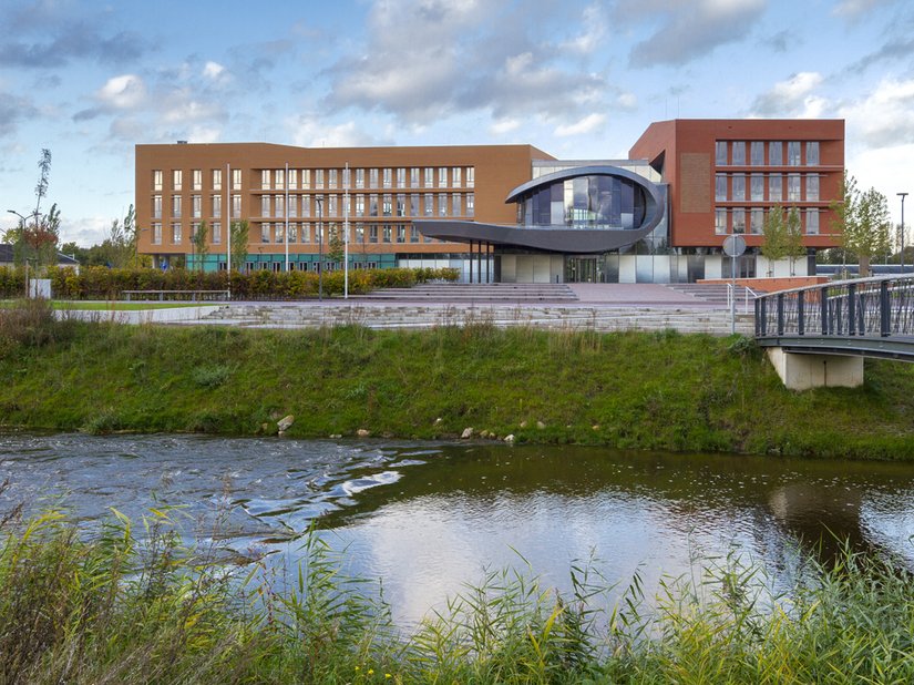 Het nieuwe gemeentehuis staat op de oever van de Berkel.