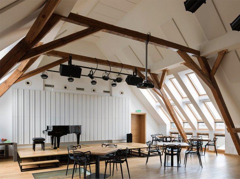 De grote zaal dient ook als cultureel centrum.