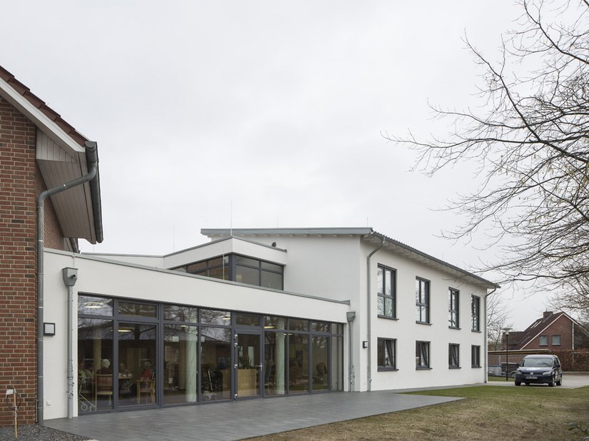 Via een gelijkvloers tussengebouw met plat dak werd het bestaande gebouw met het nieuwe verbonden.
