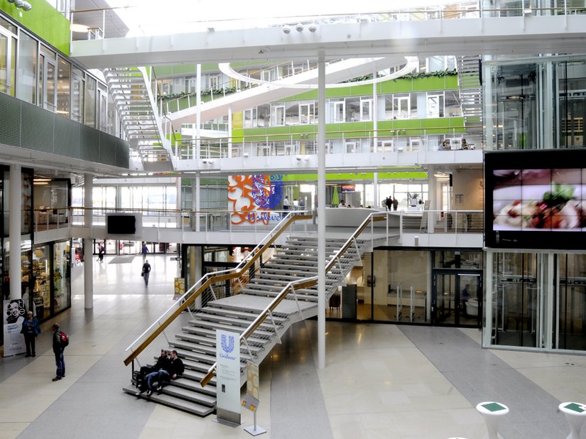 De indrukwekkende hal heeft de charme van een modern winkelcentrum – je wil er meteen alles ontdekken.