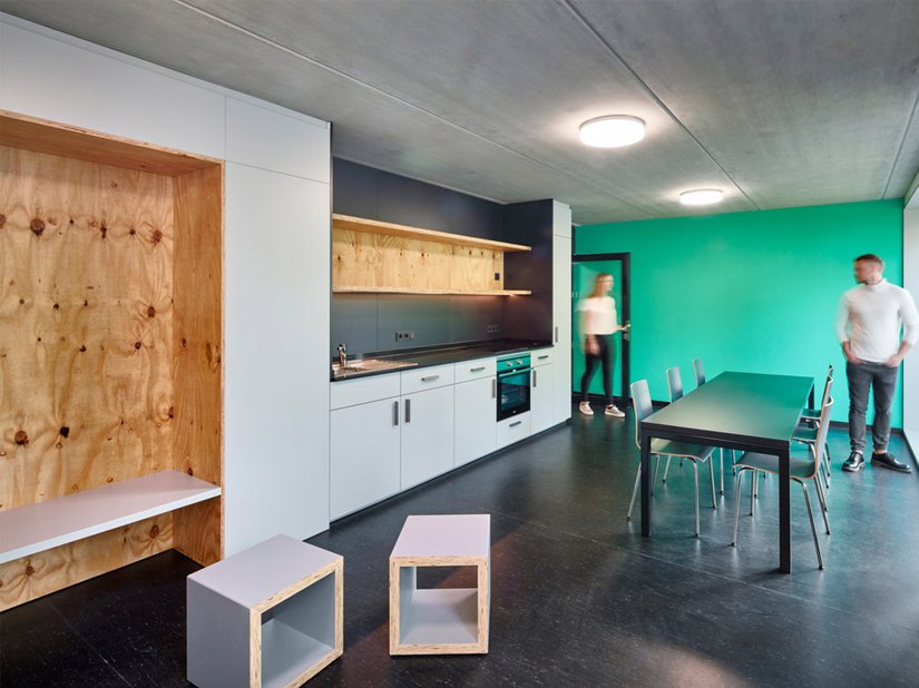 Alleen al door kleurcomposities zijn spannende en bewogen plekken gerealiseerd.
Foto © Sigurd Steinprinz / ACMS Archirtekten GmbH