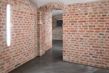 <p>De massieve uitstraling van de pleistervloer past perfect bij het historische metselwerk.</p>
