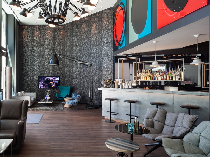 De 'One Lounge', die door de kamerhoge ramen in het licht baadt, werd gecreëerd in samenwerking met de succesvolle Zwitserse graffitikunstenaar Adrian Falkner.
