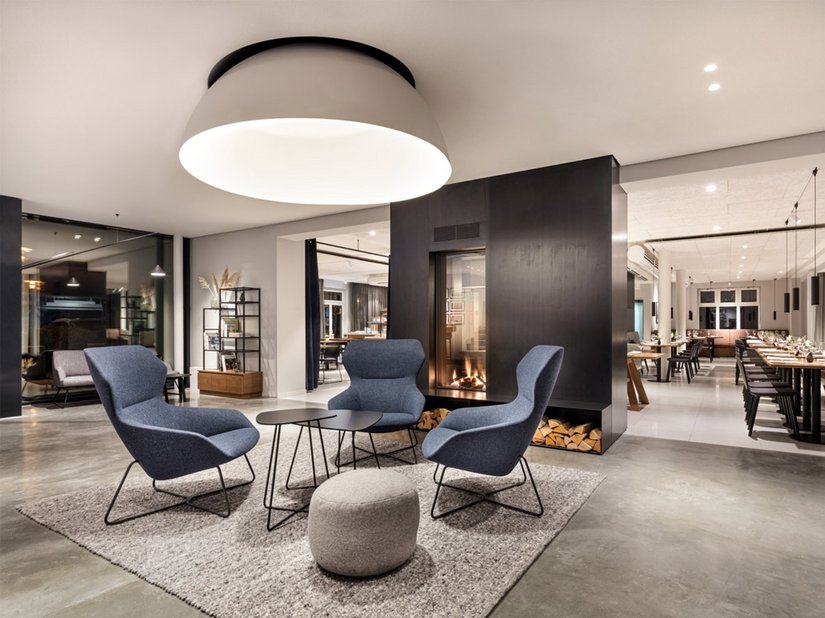Op een oppervlakte van meer dan 4.000 vierkante meter realiseerden de binnenhuisarchitecten een holistisch concept dat wordt ondersteund door een heldere basissfeer. De nadruk lag op de herinrichting van de kamers en de herstructurering van de ingang en het restaurantgedeelte.
Foto © DIA – DITTEL ARCHITEKTEN