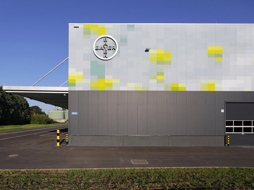 De buitenkant van het gebouw imponeert met een reusachtige, abstracte weergave van een koolzaadveld in grote pixels.