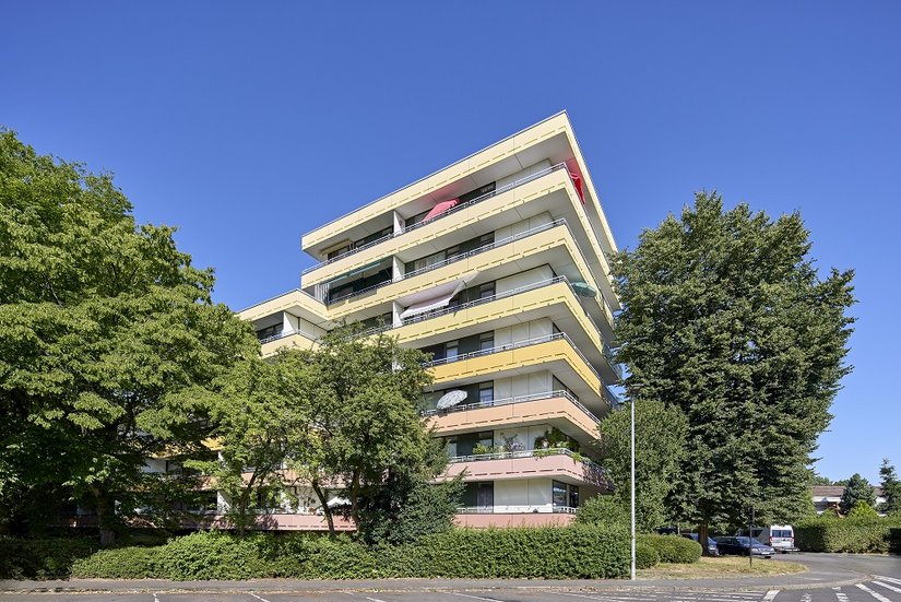 Stralend slot van de betonrenovatie: De nieuwe kleurvormgeving valt op levendige wijze op in de buurt