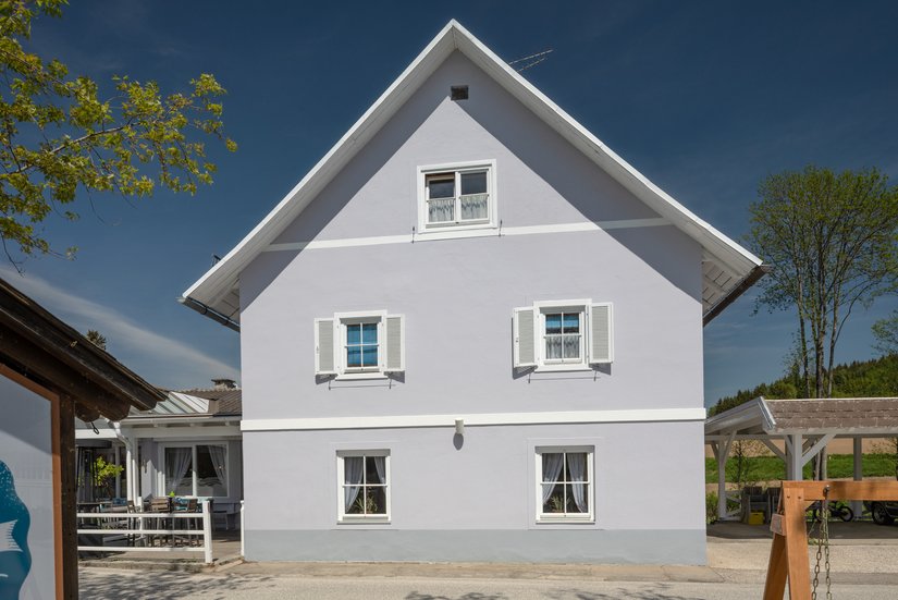 Voor buiten gebruikten de schilders Lignodur SolvoGuard 885, 2K EP Varioprimer 865 en 2K-Aqua Zijdematlak 2388. Voor de afwerking van het hout werd gekozen voor de variant Lignodur SolvoGuard met Protect-toevoeging. Zo is het hout optimaal beschermd tegen algengroei en schimmelvorming.