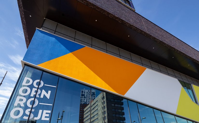 De kleurkeuze sluit aan bij het LGBTQ+-spectrum – als symbool van diversiteit, vrijheid en acceptatie, die de Doornroosje sinds 1968 uitademt