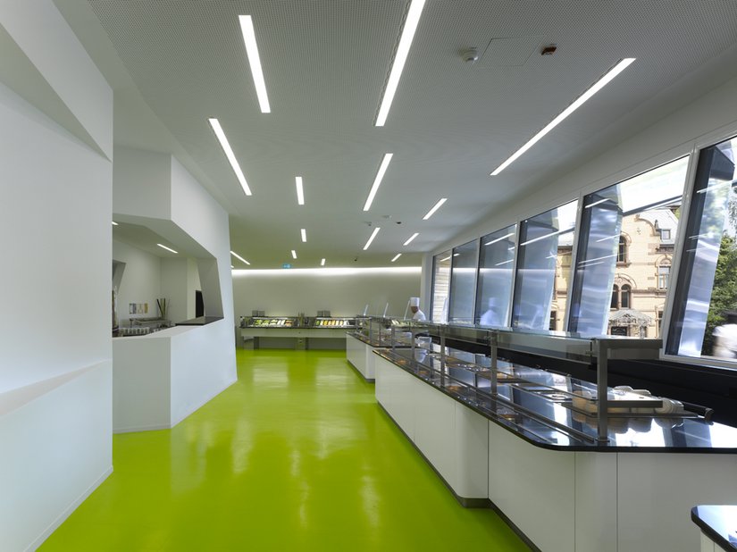 Groen en wit zijn de dominante kleuren in het gebouw – in het restaurant zorgen ze voor een vrolijke ambiance.