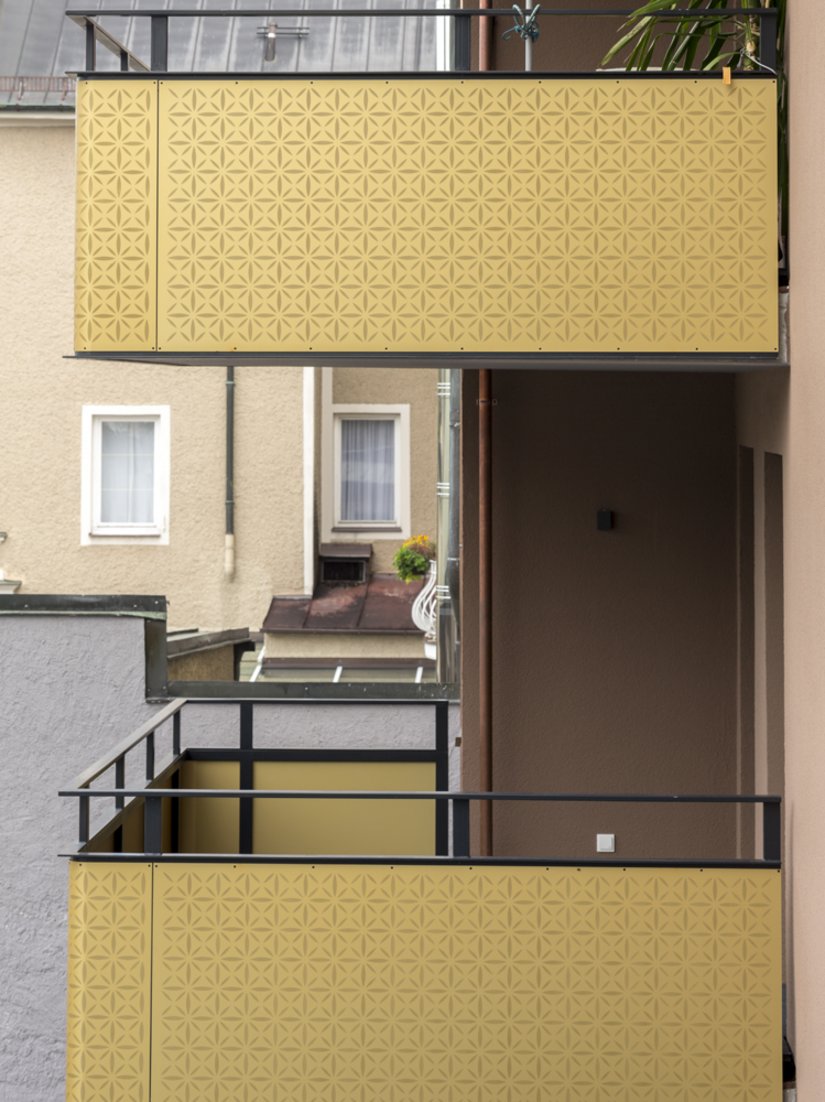 De balkonbekleding werd voorzien van een gedetailleerde structuur.