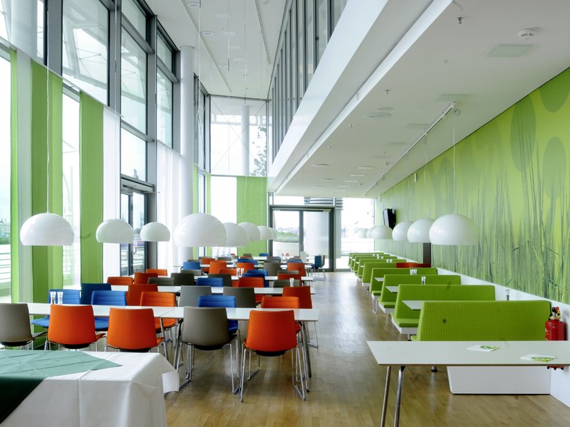 De ontmoetingsruimtes van het Unilever-gebouw vallen op door hun kleurigheid.