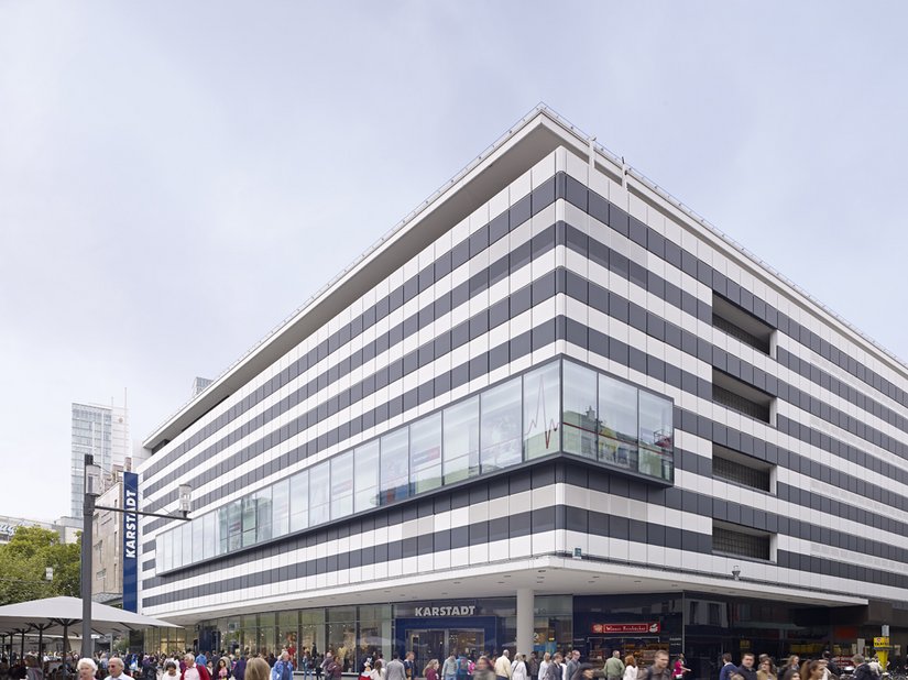 Om de gevelvlakken weer te sluiten, werden gevelpanelen aangebracht die aan het bestaande gebouw werden aangepast.