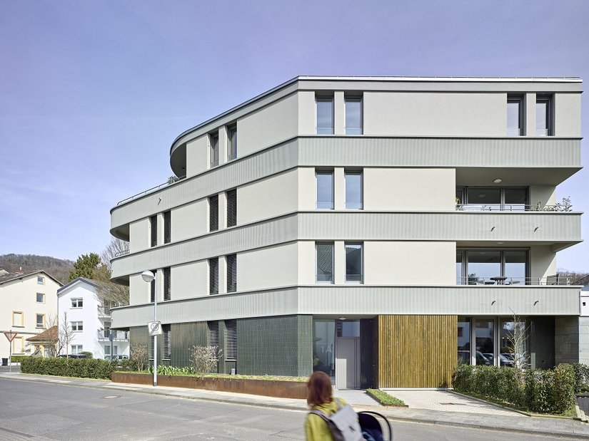 Loggia’s en dakterrassen zorgen voor architectonische helderheid en hoogwaardige woonkwaliteit. Een modern warmte-isolatiesysteem van Brillux zorgt voor een hoge energie-efficiëntie en toekomstbestendig wooncomfort.