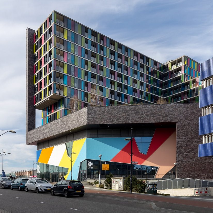 Een harmonieus geheel: De nieuw vormgegeven sokkelverdiepingen van de club Doornroosje vullen de reeds gekleurde bovenste verdiepingen ideaal aan