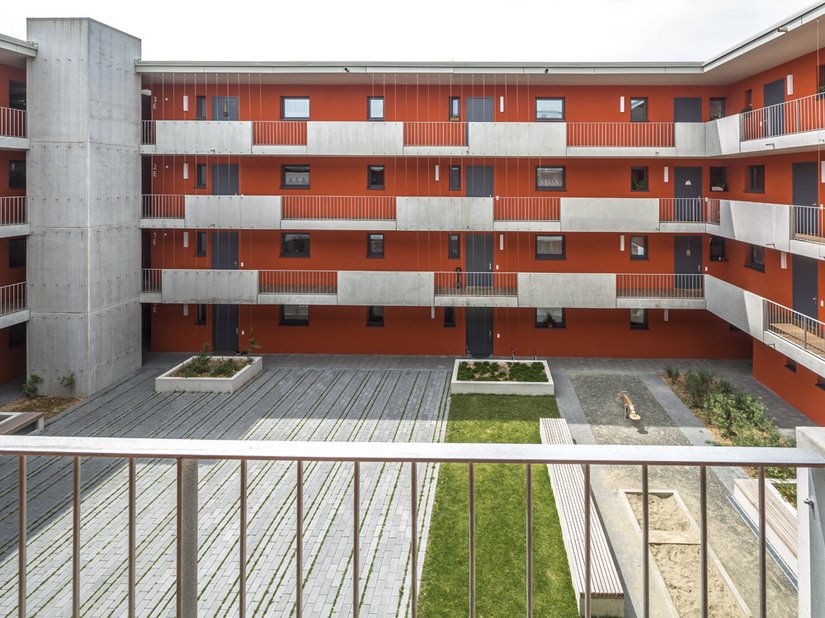 De gaanderijen die rond het gebouw lopen, werden door willekeurige uitsparingen visueel tot leven gebracht.