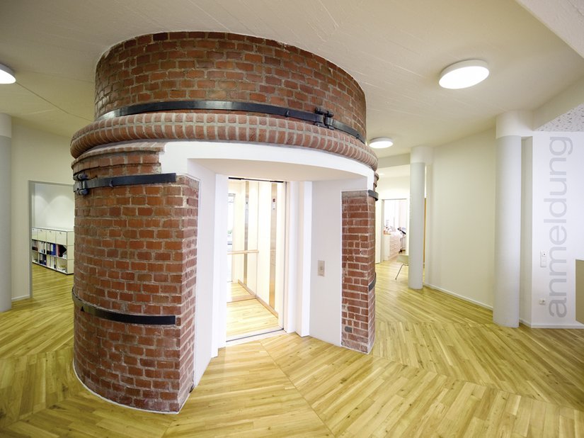 De voormalige ovenschoorsteen werd omgebouwd tot lift.
