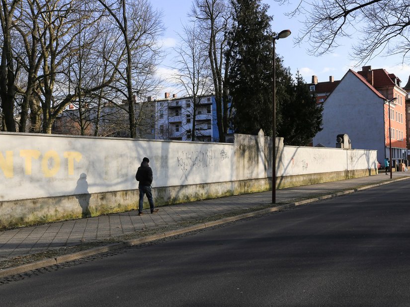 Voorheen: het aanzicht van de te renoveren muur die het stadspark omringt.