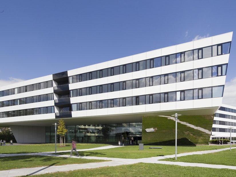 Een dynamisch kantoorblok: verzonken volumes en een spitse neus!