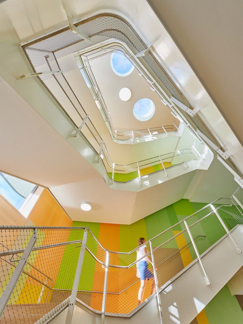 Intensieve oranje, gele, groene en aardetinten zorgen voor een levendige en stimulerende sfeer, scheppen identiteit en geven karakter aan de verschillende leerzones.
Foto © David Matthiessen Fotografie