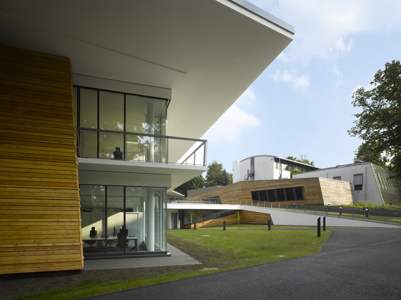 Het parkachtige karakter komt ook terug in het architectonische concept.