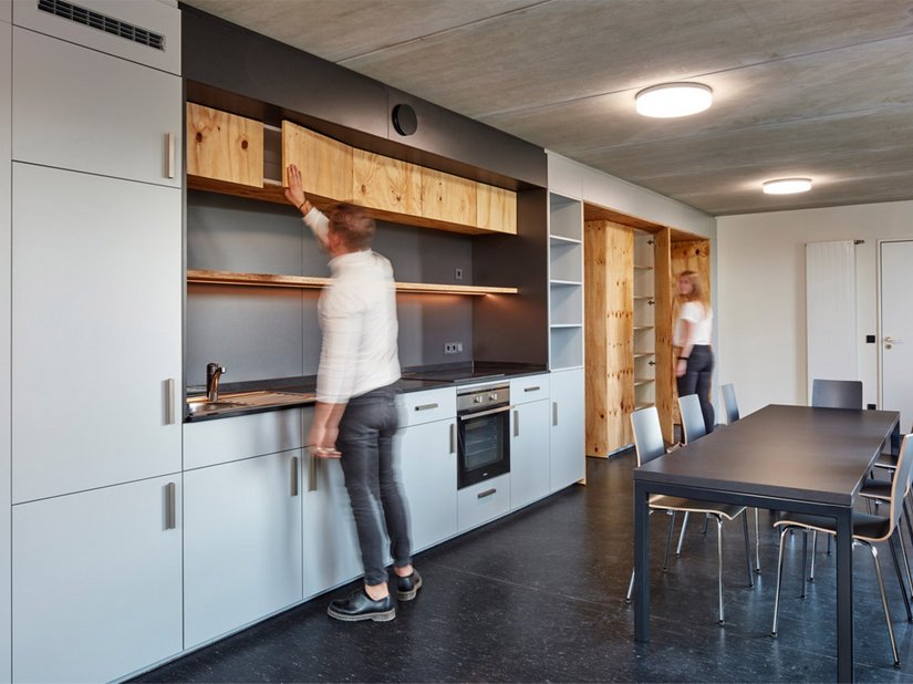 Elk huis heeft een gemeenschappelijke kamer en andere op de verdiepingen.
Foto © Sigurd Steinprinz / ACMS Archirtekten GmbH