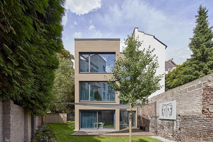 Buitengewone nieuwbouw met een tijdloze architectuur: Het kleine, maar verfijnd en soeverein afgewerkte woonhuis overtuigt door zijn onafhankelijkheid, zonder de gegeven context te negeren