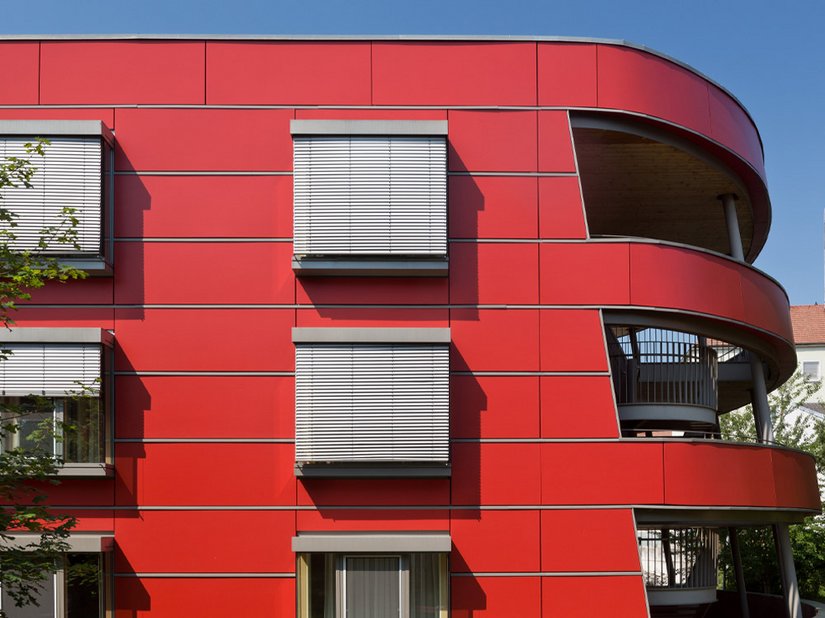 Na meer dan 12 jaar was de façade, bekleed met industrieel gelakte houten panelen, toe aan een nieuwe lik verf.
