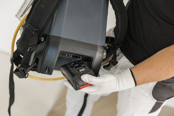 <p>Het apparaat is uitgerust met een krachtige 4 Ah accu. &nbsp;&nbsp;Daarnaast wordt een laag laadniveau vroegtijdig aangegeven.</p>