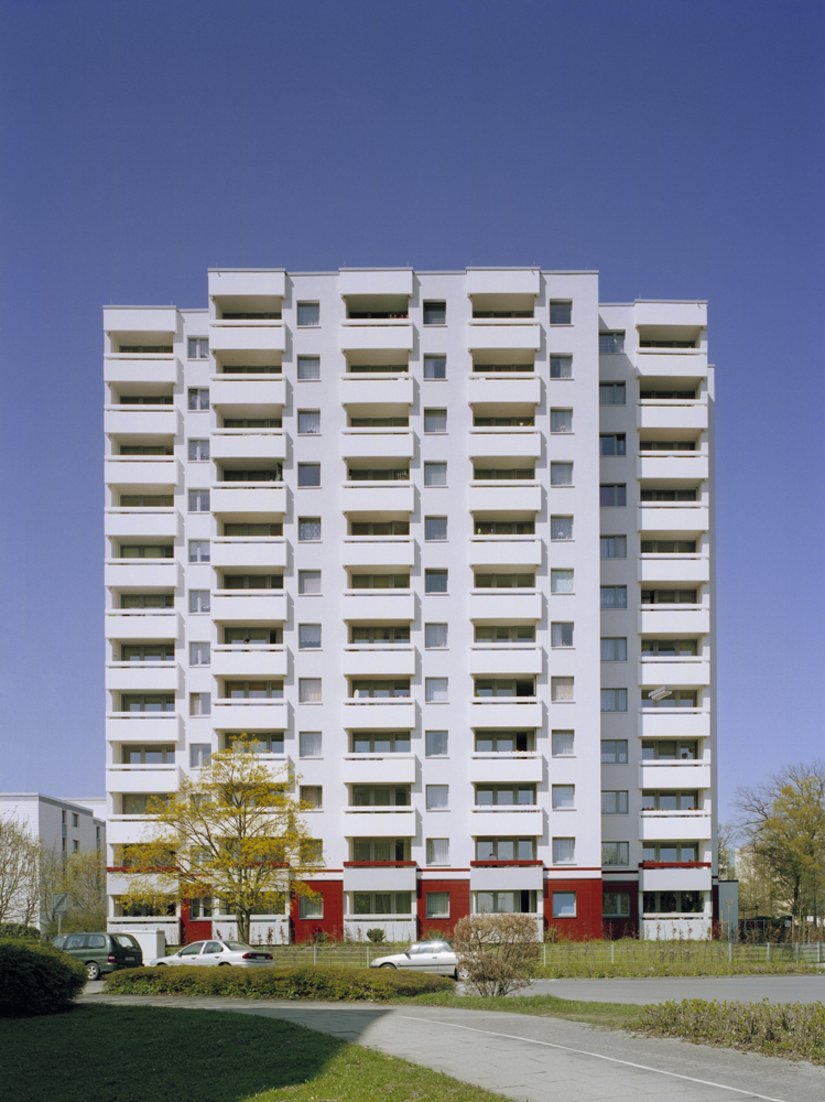 Door het ingetogen kleurgebruik en het schaduwspel van uitstekende in inspringende elementen ontstaat een gevel die ook echt een indruk nalaat op de toeschouwer.