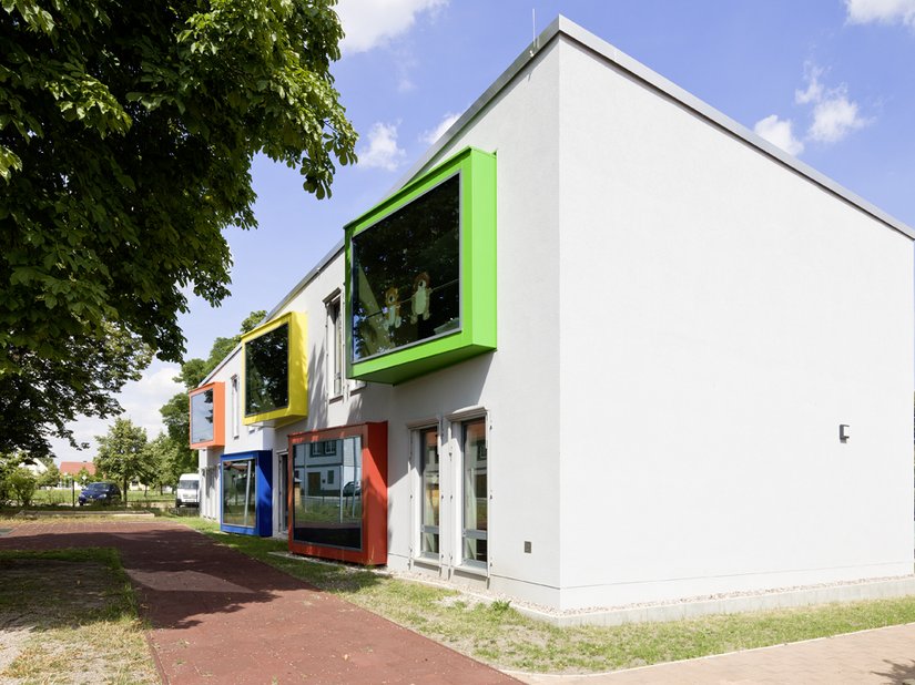 De vijf uitspringende ramen stellen de vijf klassen voor die in het gebouw zijn ondergebracht.