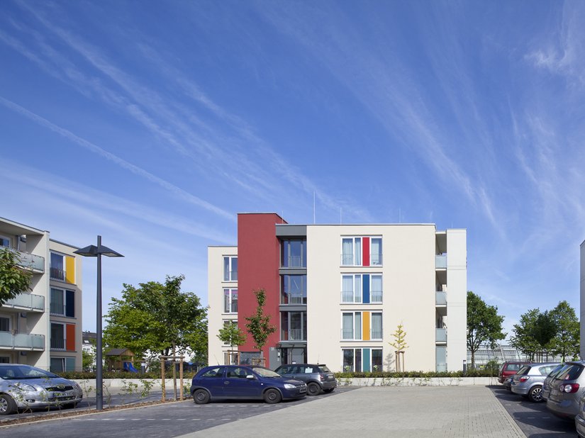“Om het geheel te laten passen bij het beschermde gebouwd net ten noorden van het complex, hebben we de vier meergezinswoningen met pleister en in een identieke zandkleur vormgegeven”, verklaart Brillux kleurontwerper Doris Weegen.
