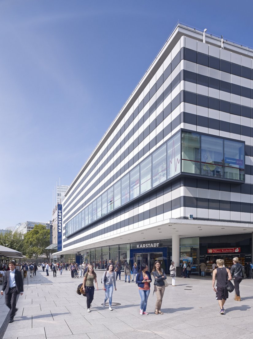 Tijdens de totaalrenovatie van het “Kaufhaus auf der Zeil” in Karstadt, onderging ook de gevel een modernisering. Naast een architectonische uitstraling voldoet die nu ook aan de huidige technische en energetische eisen van de stad.