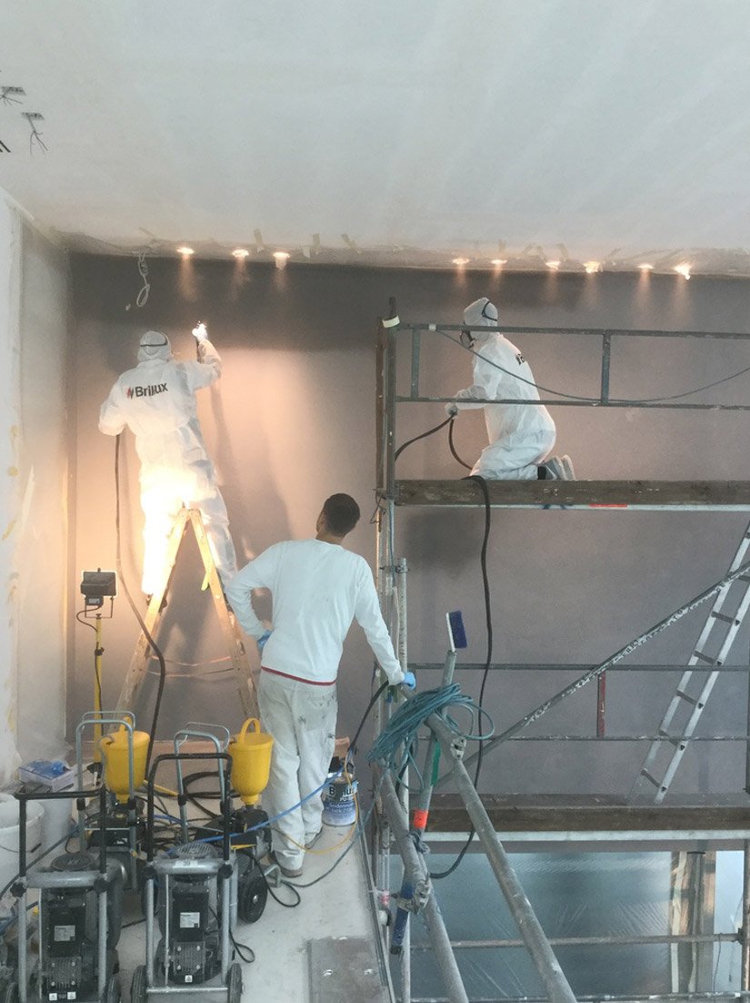 Met de rationele spuitmethode konden de schilders de voorgestreken oppervlakken met Hydro-PU-Spray Zijdematlak 2188 in de gewenste antracietkleur schilderen en voor de uiteindelijke afwerking van het oppervlak kozen ze voor Softfeel.