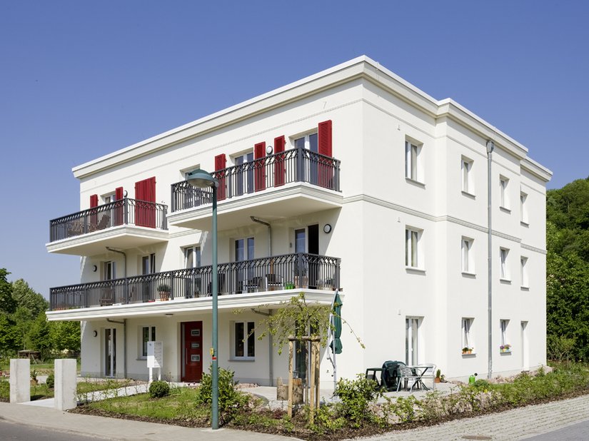 Het huis wordt voornamelijk door het spel van licht en schaduw tussen de lijsten en balkons onderverdeeld. De luiken op de 2e verdieping kregen dezelfde kleur als de voordeur (27.12.30) en geven het gebouw een bijzondere charme en individualiteit.