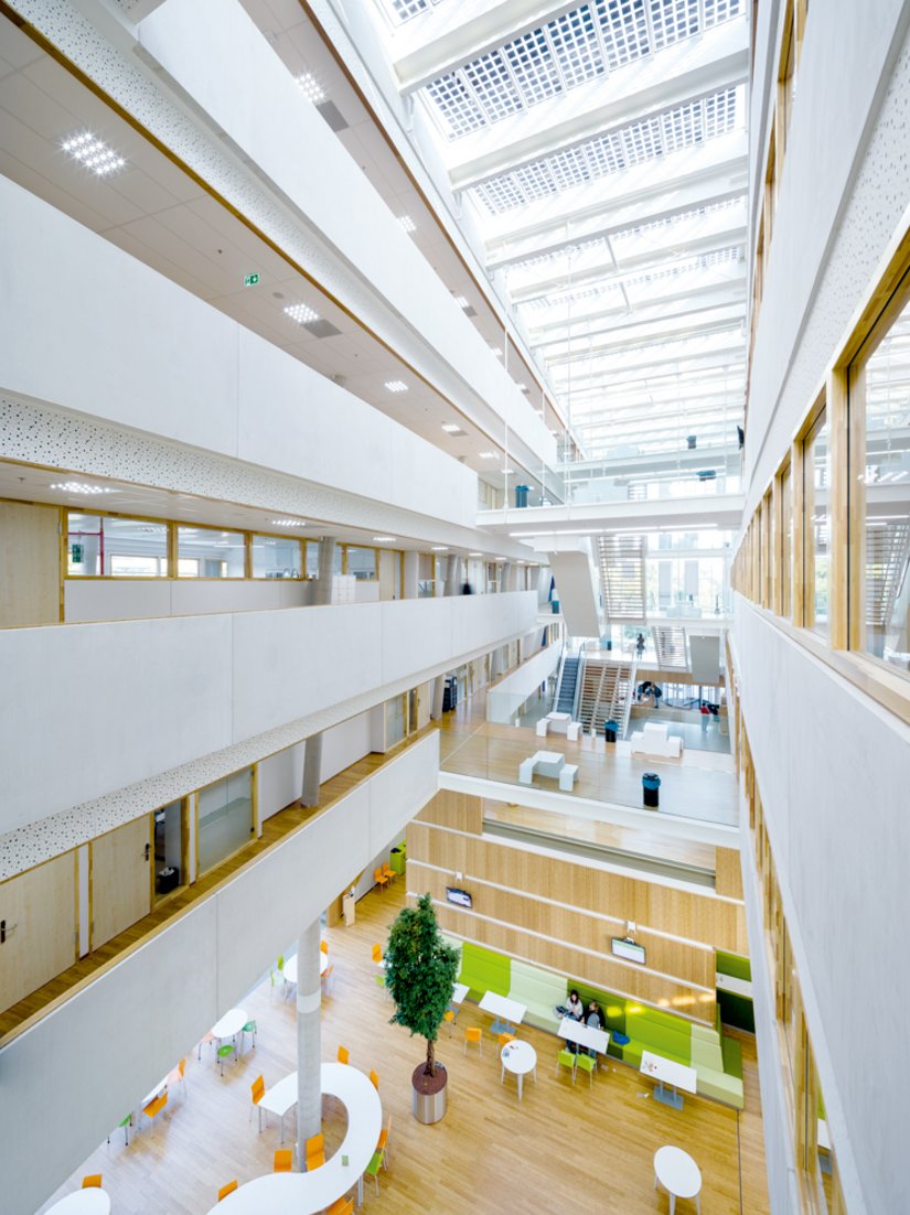 Het fotovoltaïsche systeem op het dak levert ook energie aan de andere gebouwen op de campus.
