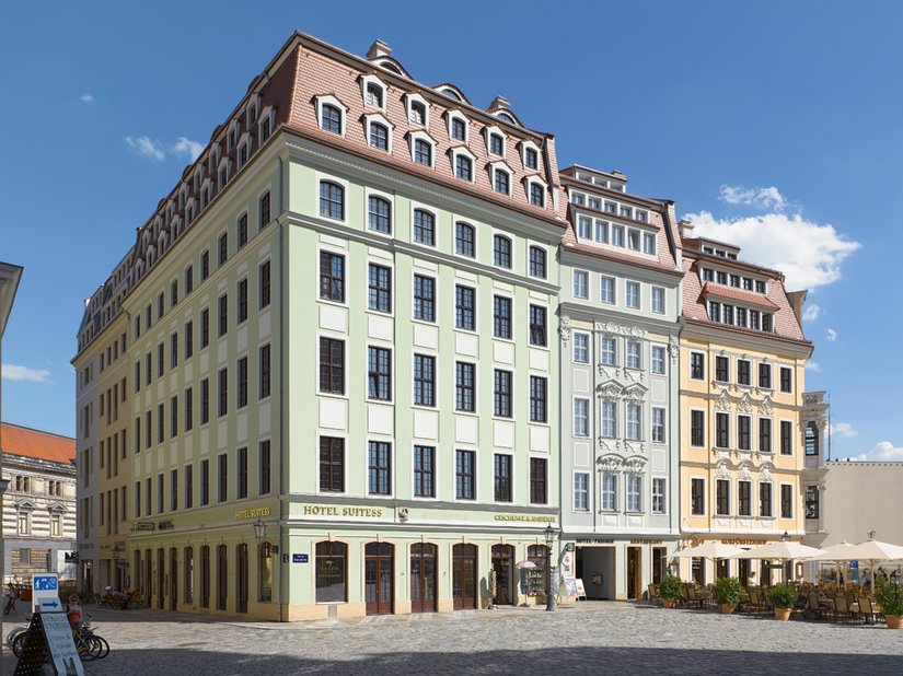 Twee nieuwe gebouwen met een uit stedenbouwkundig oogpunt gewenst eenvoudig gevelontwerp sluiten in de Salzgasse naadloos aan op de noordgevel van “Haus zum Schwan” (links op de foto).