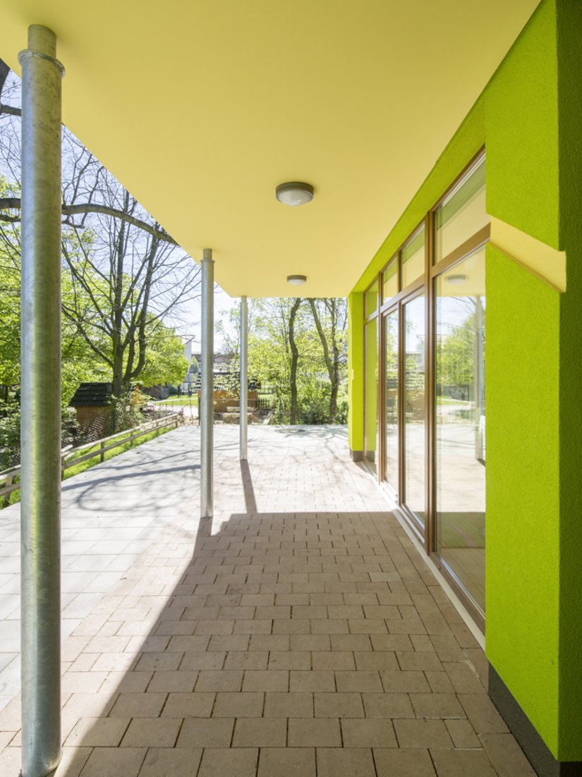 De kleur van de lijnen werd herhaald tegen de onderkant van de afdaken.