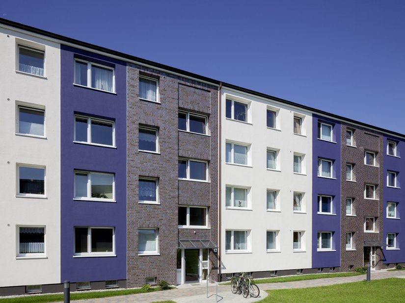 Het concept combineert een zwart-blauwe keramiek met gekleurde pleistervlakken tot een harmonische en moedige compositie.