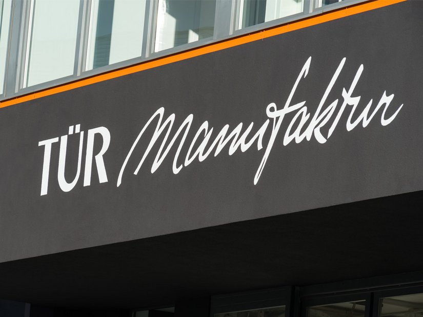 Het nieuwe logo staat eveneens in contrast met de gevel.