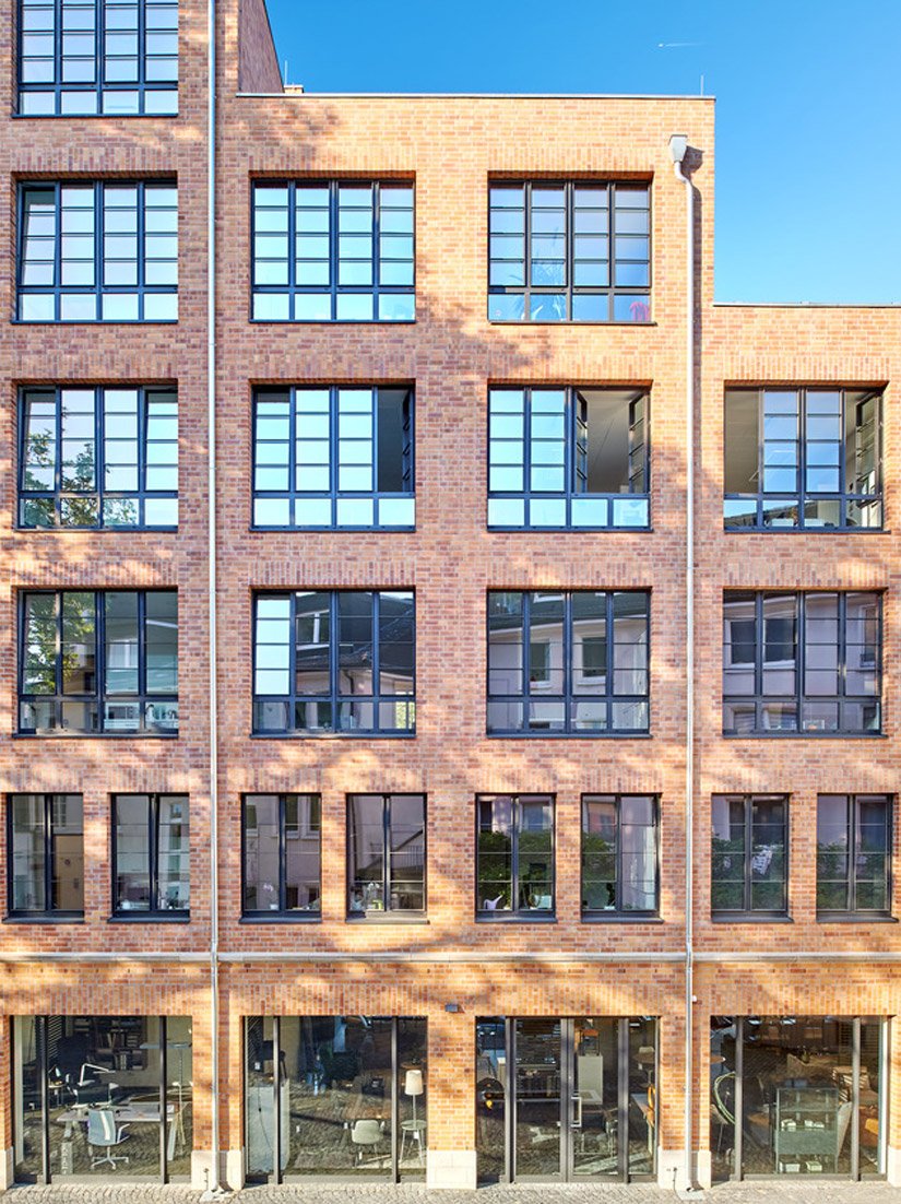 Het kantorencomplex heeft moderne en eigentijdse architectonische vormen.