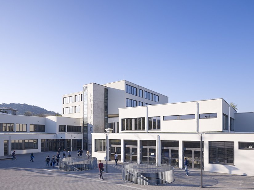Het bestaande gebouw werd door de architecten zowel energetisch als architecturaal gerenoveerd. Het kreeg een nieuwe schil met een gevelisolatiesysteem.