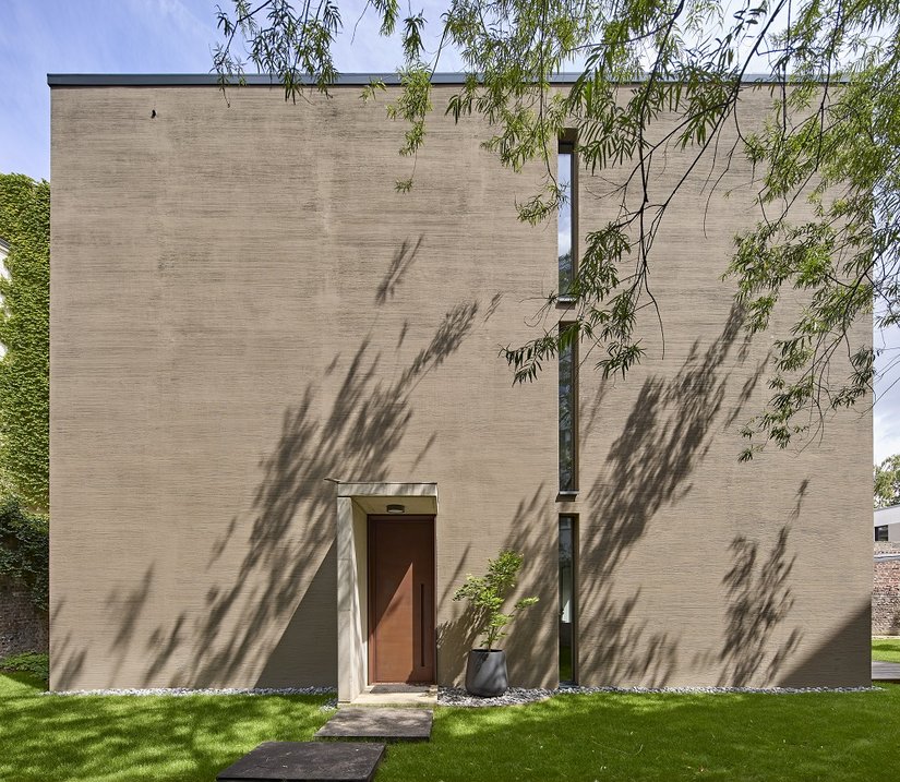 Vooral de horizontale kamstreek op de royale pleisteroppervlakken breidt het ontwerp uit met een poëtisch niveau – rustig, maar toch aanwezig. De vormgeving werd uitgevoerd in labradorbruin met Mineraal-Pleister G 3679 en een eindafwerking met Siliconen-Gevelverf 918 met TSR-formule.