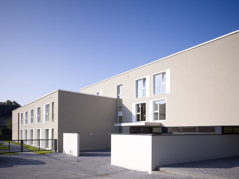 Dankzij de kleurvormgeving van de gevel wordt deze nieuwbouw harmonieus opgenomen in de omgeving.